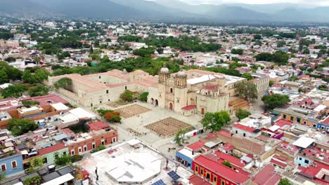 Toma-Aérea-De-La-Catedral-De-Santo-Domingo-En-Oaxaca-De-Juárez,-México