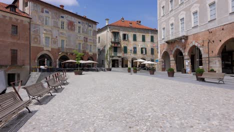 POV-Spaziergang-über-Den-Zentralen-Platz-Von-Mondovì