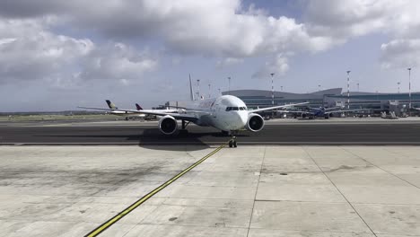 Increíble-Vista-Frontal-Del-Avión-De-Air-Canada-Rodando-Hasta-El-área-De-Estacionamiento-Del-Aeropuerto-En-La-Puerta-De-La-Terminal-De-Roma-Fiumicino,-Italia