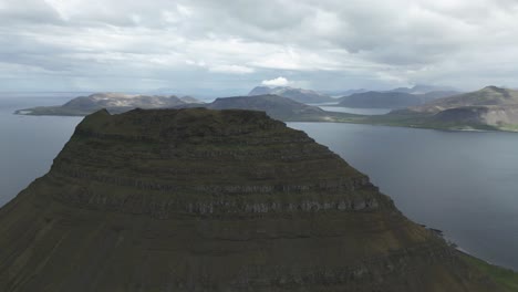 -Forma-Triangular-Distintiva-De-La-Pintoresca-Montaña-Kirkjufell,-Islandia