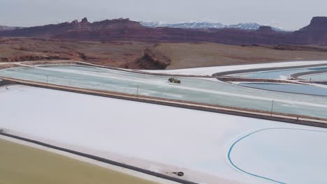 A-spectacular-4K-drone-shot-of-the-Potash-Evaporation-Ponds-in-Moab,-Utah