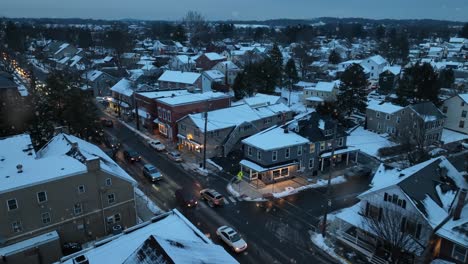 Schneeflocken-Fallen-Während-Der-Winterszene-In-Einer-Amerikanischen-Stadt