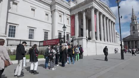 Besucher-Stehen-Gespannt-Vor-Der-National-Portrait-Gallery-Im-Zentrum-Londons-Schlange,-Ein-Konzept-Der-Vorfreude-Auf-Kulturelle-Erkundung-Und-Künstlerische-Wertschätzung