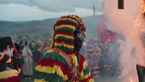 Los-Tradicionales-&#39;caretos&#39;-Enmascarados-Encienden-El-Espíritu-Del-Carnaval-En-Podence,-Portugal