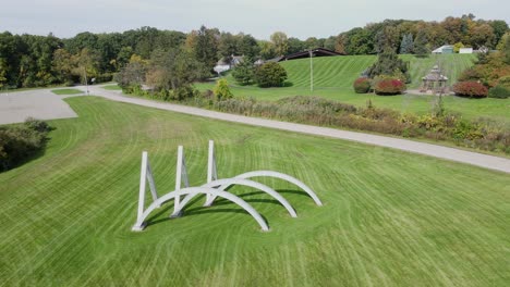 Rhythmen-Und-Vibrationen-Skulptur-Von-Hanna-Stiebel-Auf-Dem-Campus-Der-Oakland-University,-Luftaufnahme