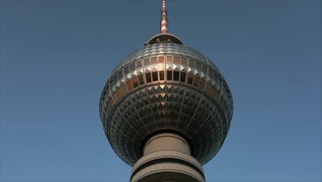 Torre-De-Televisión-De-Berlín-única-En-órbita-Disparo-De-Drone-De-ángulo-Bajo-Durante-El-Día-Alemania