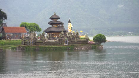 Beautiful-view-of-the-Ulun-Danu-Beratan-Bedugul-Temple-complex,-a-temple-located-on-Lake-Beratan,-Bali