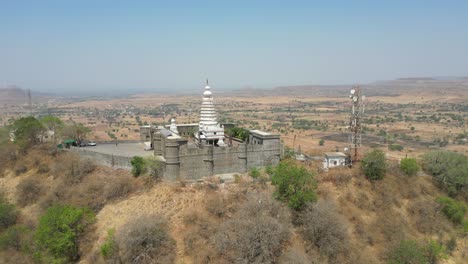 Yamai-Tempel-Auf-Einem-Hügel-Mit-360-Grad-Drohnenansicht-In-Der-Nähe-Des-Shri-Bhavani-Museums-Und-Der-Bibliothek-Aundh-In-Maharashtra