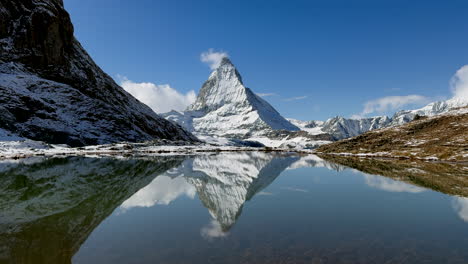 Impresionante-Lago-Claro-Riffelsee-Reflexión-Matterhorn-Zermatt-Suiza-Glaciar-Gornergrat-Ferrocarril-Parada-De-Tren-Otoño-Octubre-Tarde-Despejada-Cielo-Azul-Primero-Nieve-Paisaje-Paisaje-Alpes-Suizos-Zoom