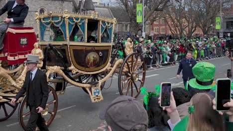 El-Alcalde-De-Dublín-Pasa-Entre-La-Multitud-En-La-Catedral-De-Christchurch-Dublín,-Irlanda,-El-Día-De-San-Patricio-2014