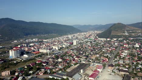 Vista-Aérea-De-La-Ciudad-De-Piatra-Neamt-En-Un-Día-Soleado-De-Verano-En-Rumania