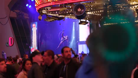 Las-Vegas-interior-shot-of-crowd-of-people-at-dance-show-casino,-slowmo