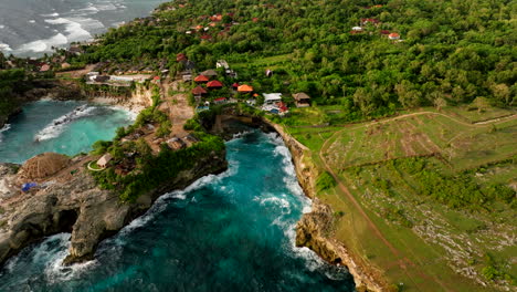 Tide-coming-in,-cliff-coastline,-Blue-Lagoon,-Nusa-Ceningan-Lembongan