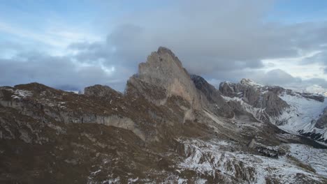 Video-Aéreo-De-Montañas-Rocosas-Parcialmente-Cubiertas-De-Nieve-En-Invierno-En-Los-Dolomitas-De-Italia.