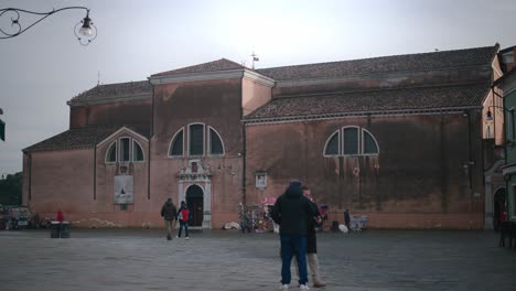 Historische-Bischofskirche-San-Martino,-Burano-In-Der-Abenddämmerung