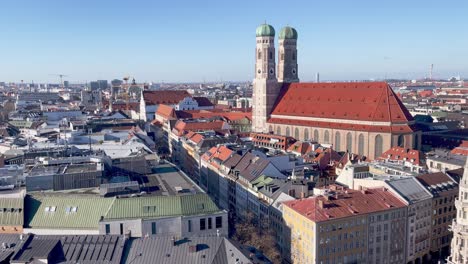 Wunderschöne-Münchner-Landschaft-Mit-Blick-Auf-Die-Frauenkirche-In-Der-Altstadt-An-Einem-Sonnigen-Tag-In-Bayern