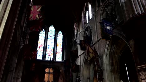 Vista-Interior-De-La-Catedral-De-San-Patricio-Con-Vidrieras,-Arcadas-Y-Banderas.