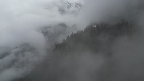 Antenas-Tomadas-Sobre-El-Espacio-En-Klöntalersee,-Cantón-De-Glaris,-Suiza