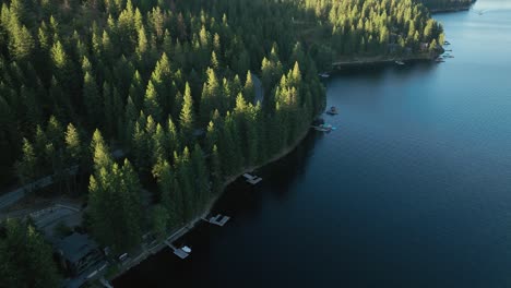 Toma-De-Drone-De-La-Costa-Del-Lago-Spirit-Con-Muelles-Que-Bordean-El-Lago.