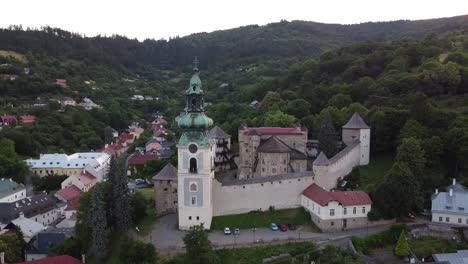 Antiguo-Castillo-Medieval-De-Eslovaquia-En-Europa-En-Una-Muralla-De-Adoquines-Con-Iglesia