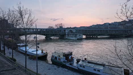 Seineufer-Und-Brücke-Von-Bir-Hakeim-In-Paris-Bei-Sonnenuntergang,-Frankreich