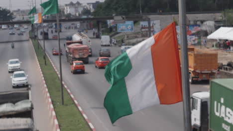 Elfenbeinküste-Flagge-Weht-Auf-Einem-Mast-In-Der-Mitte-Der-Autobahn-Inmitten-Des-Afcon-Cup-Der-Nationen