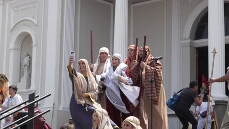 Actores-Vestidos-Como-Pastores-Hablando-Una-Selfie-Antes-De-Que-Comience-La-Recreación-De-La-Crucifixión-Del-Viernes-Santo.