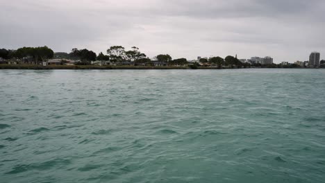 Amplia-Vista-De-Viviendas-Residenciales-A-Lo-Largo-Del-Río-Tweed,-En-El-Norte-De-Nueva-Gales-Del-Sur,-Australia