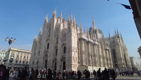 View-of-the-exterior-of-Duomo-Cathedral,-Milan-Cathedral-also-known-as-Metropolitan-Cathedral-Basilica-of-the-Nativity-of-Saint-Mary,-with-tourists-in-Milan,-Italy