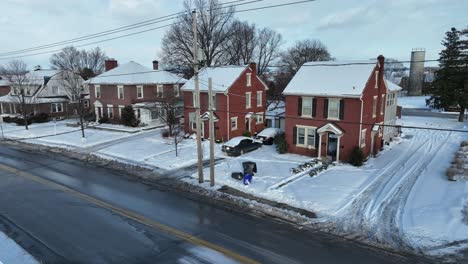 Toma-Aérea-De-Establecimiento-De-Modestas-Casas-De-Ladrillo-Con-Nieve