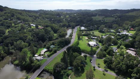 Vista-Aérea-Del-Parque-Robert-Neumann-Y-El-Puente-Pococks-En-Currumbin-Creek-En-Queensland,-Australia