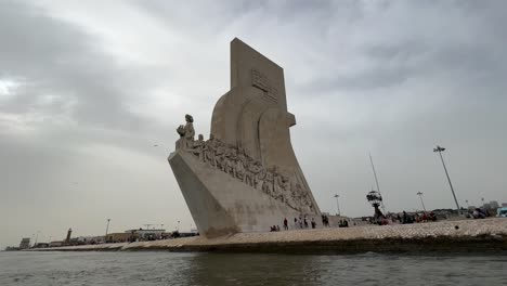 Blick-Auf-Das-Denkmal-Der-Entdeckungen-Vom-Fluss