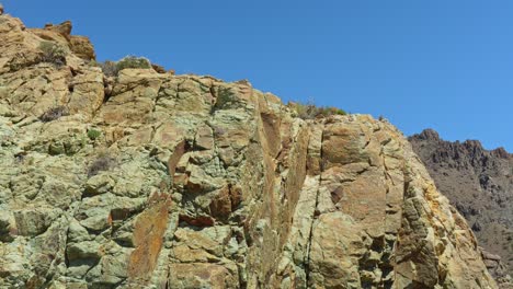 Formación-Rocosa-Masiva-Del-Parque-Nacional-Del-Teide-Hecha-De-Lava-Volcánica-Solidificada