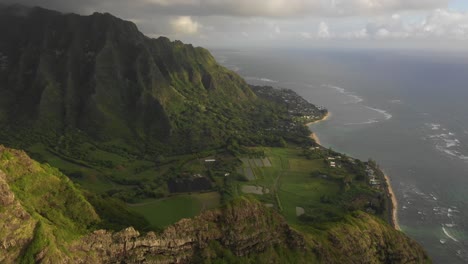 Drone-Volando-Hacia-Las-Montañas-Ko&#39;olau-En-Oahu-En-Hawai&#39;i-Al-Amanecer