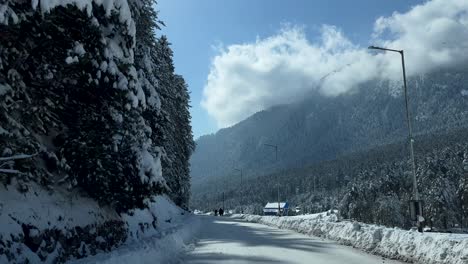 Nieve-En-Pahalgm,-Cachemira:-Una-Aventura-Nevada-En-La-Región-Del-Himalaya-Anantnag:-Nieve-En-Las-Carreteras,-Snowboard-Y-Una-Vista-Majestuosa