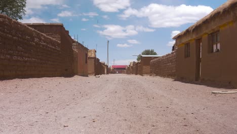 Casas-De-Pueblo-En-El-Casco-Antiguo-De-San-Cristóbal-En-Uyuni,-Bolivia.