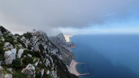 Gibraltars-Gipfel:-Ein-Wolkenmeer-Trifft-Auf-Den-Atlantik