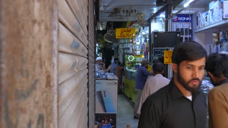 Hombres-En-Un-Bazar-En-El-Mercado-Callejero-De-Saddar-De-Saddarin-Karachi,-Los-Trabajadores-Venden-Muchas-Cosas,-Mostrando-El-Espíritu-Ocupado-Y-Amigable-De-La-Calle-De-Karchi.