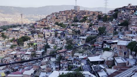 Skyline-Von-Medellin-Von-Comuna-13-Aus-Verkleinern-Panorama