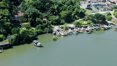 Teleféricos-En-Camboriú,-En-Pleno-Funcionamiento,-Que-Ofrecen-Vistas-Panorámicas-Del-Vibrante-Paisaje-Urbano-Y-La-Impresionante-Costa.