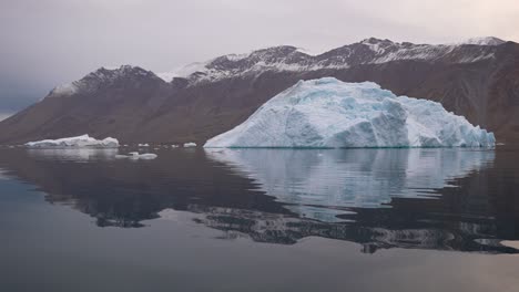 Iceberg-En-El-Círculo-Polar-ártico,-Hielo-Que-Fluye-En-Aguas-Tranquilas-Del-Mar-En-La-Costa-De-Svalbard,-Noruega