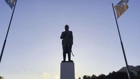 Statue-Von-General-Jose-De-San-Martin-In-Ushuaia-Bei-Sonnenuntergang-Vor-Blauem-Himmel