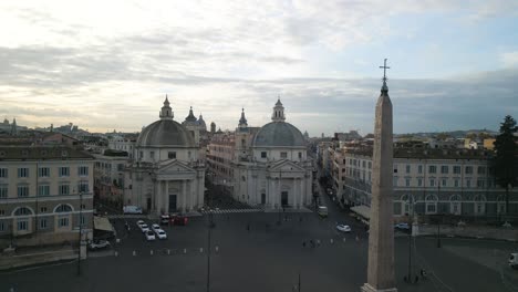 Vista-Aérea-Cinematográfica-De-La-Piazza-Del-Popolo,-Obelisco-Flaminio-Al-Amanecer-En-Roma,-Italia