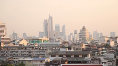 Farbenfroher-Sonnenuntergang-Mit-Panoramablick-Auf-Die-Skyline-Von-Bangkok-Von-Einer-Erhöhten-Aussichtsplattform-In-Der-Altstadt-Von-Rattanakosin-In-Bangkok,-Thailand