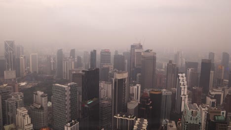Blick-Vom-Dach-Des-KL-Towers-In-Kuala-Lumpur,-Malaysia-Auf-Das-Unendliche-Moderne-Stadtbild