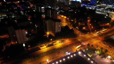 Vista-Aérea-Del-Paisaje-Urbano-Nocturno-Con-Calles-Iluminadas.