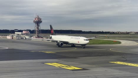 Das-Flugzeug-Von-Air-Canada-Ist-Gerade-Gelandet-Und-Rollt-Auf-Der-Landebahn-Des-Flughafens