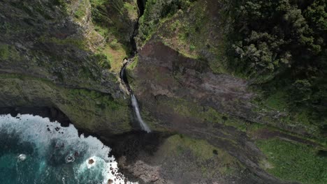 Vista-Aérea-Del-Mirador-De-La-Cascada-Veu-Da-Noiva-En-Lo-Alto-Del-Acantilado-En-Seixal,-Islas-Madeira,-Portugal