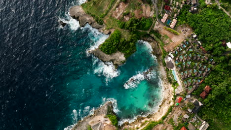 Blaue-Lagune-Nusa-Ceningan,-Türkisfarbene-Bucht-Auf-Der-Insel-Nusa-Ceningan