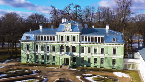 Mansión-Kokmuiza-En-La-Parroquia-De-Valmiera-En-Un-Soleado-Día-De-Primavera-En-Paralaje-Aéreo